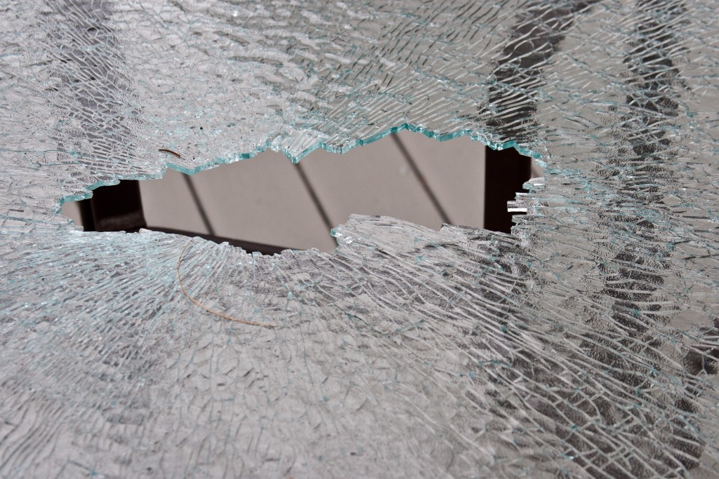 2010-08_ShatteredTable_005